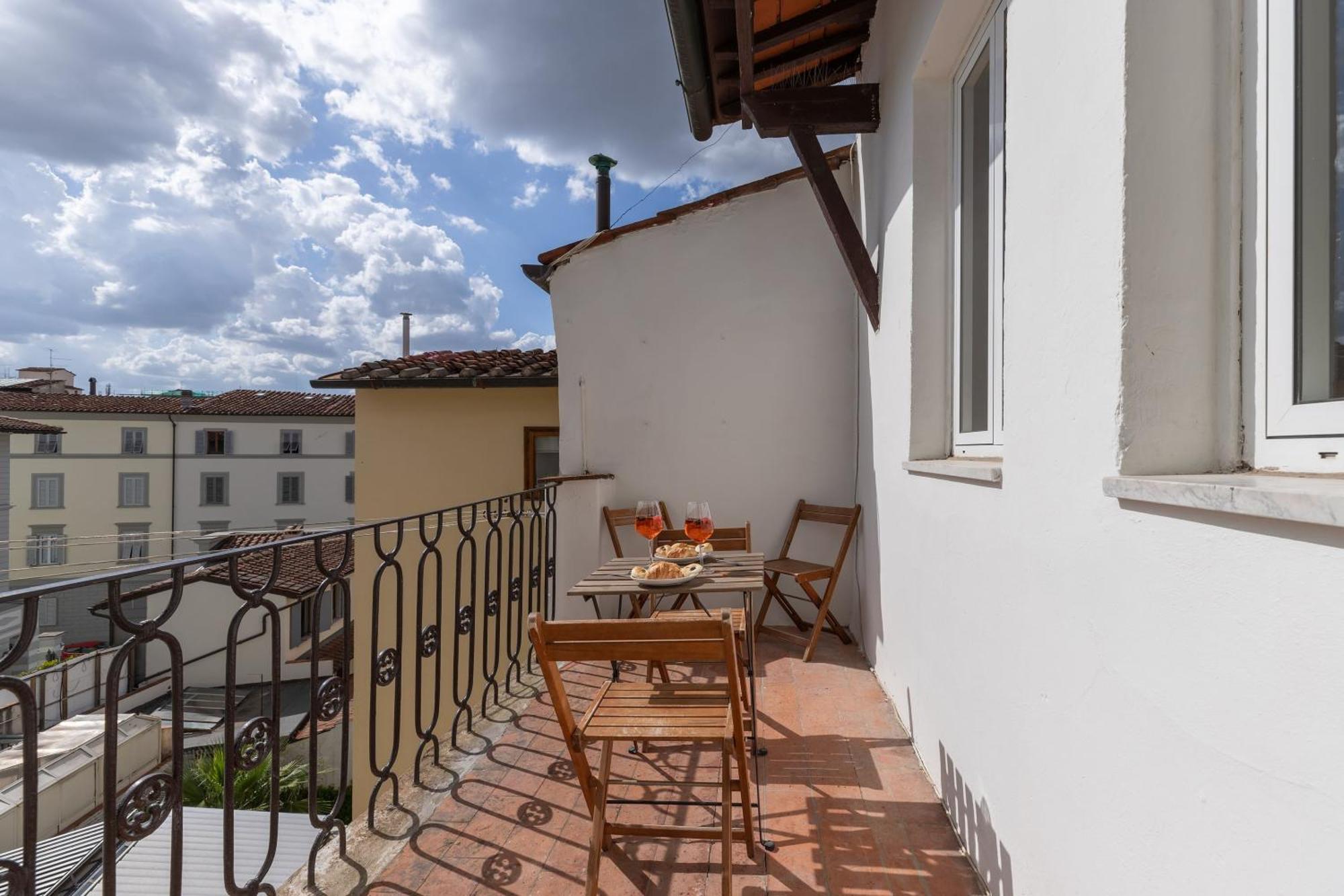 Santa Maria Novella Family In Apartment *